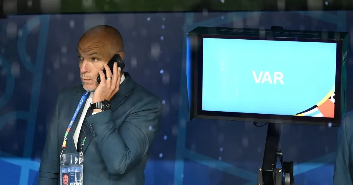 Ex-Premier League referee tells Howard Webb to leave job after latest blunders - 4