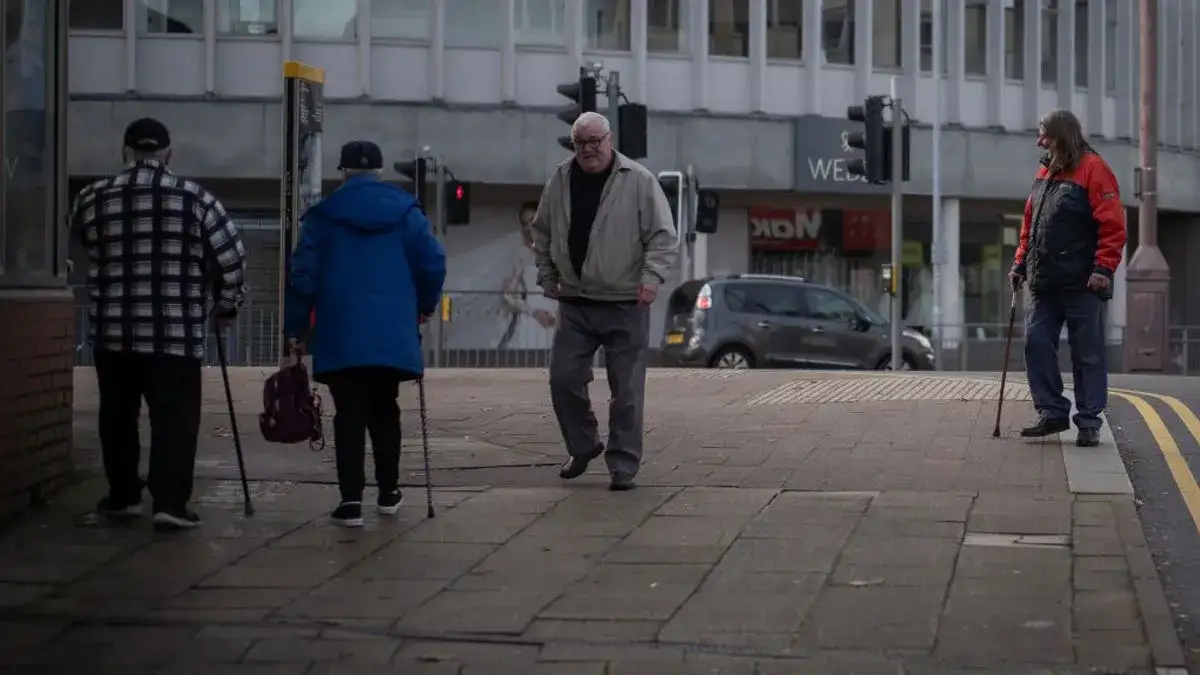 UK households hit with £100 fines warning over DWP rule - 2