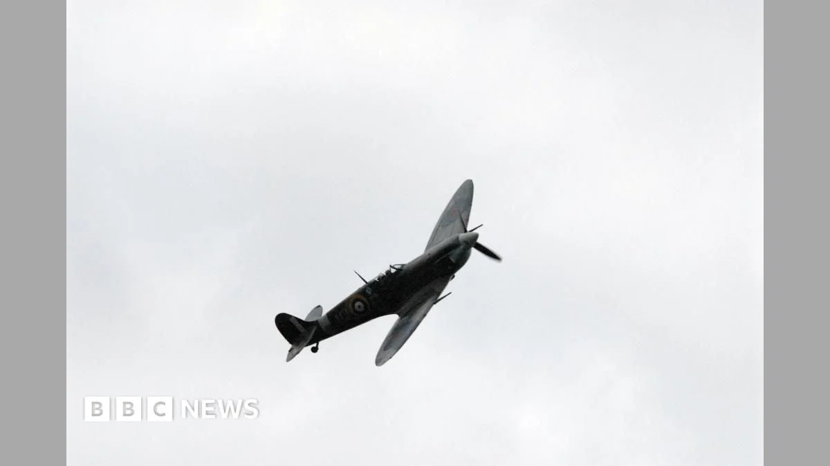 Spitfire takes to the skies again, 90 years after its first flight - 3