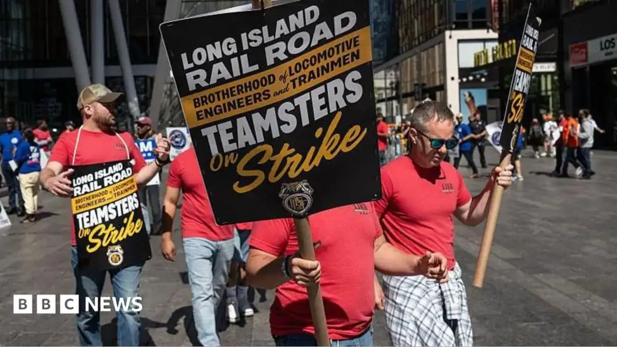 Rush-hour chaos sweeps New York after busiest rail system shutdown - 1