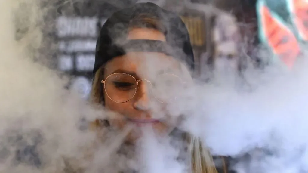 Vaping to be banned in cars carrying children under Government plans - 2