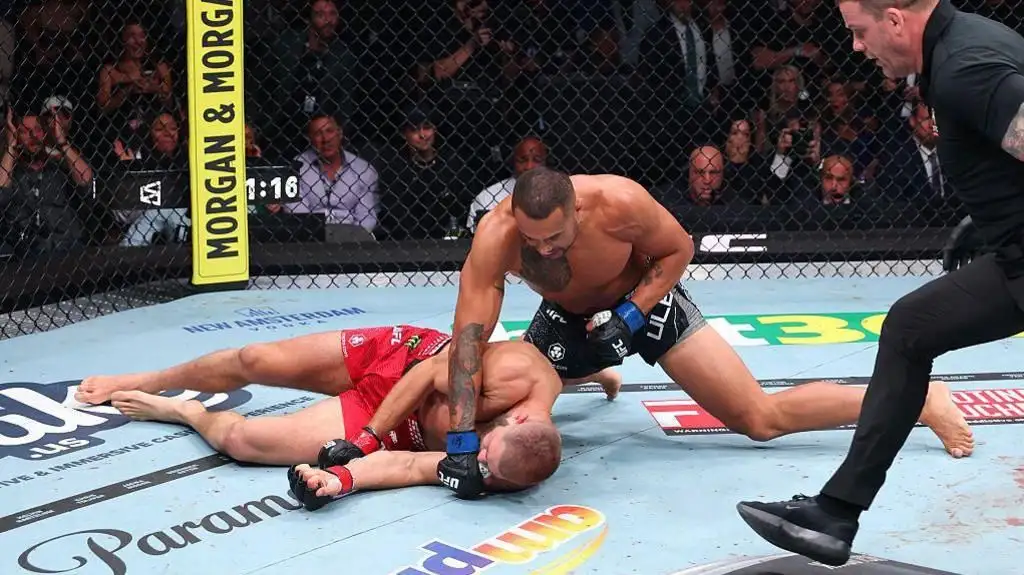 UFC 327 takeaways: Ulberg blew out his knee, but Procházka blew his title chance - 4