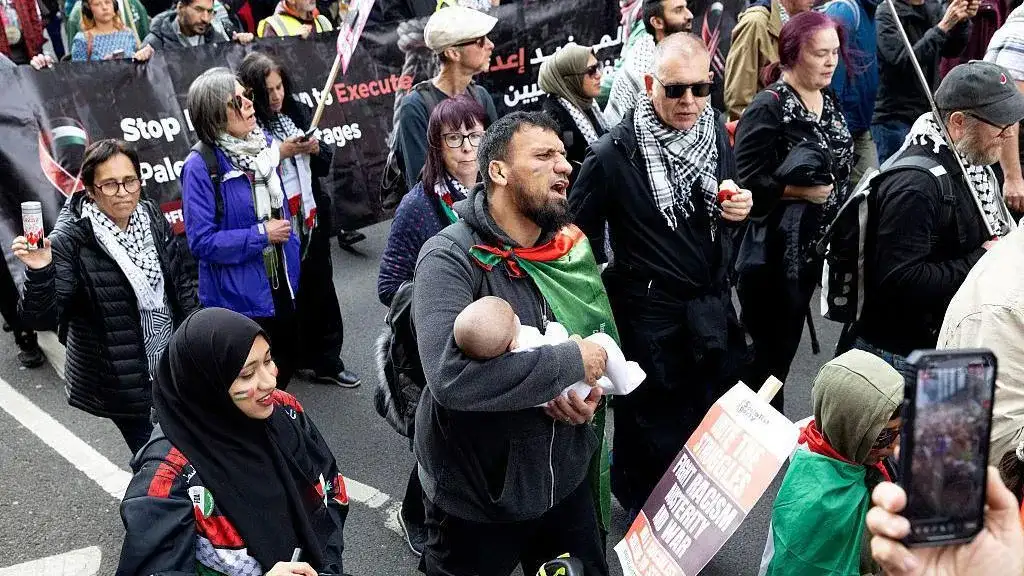 Thousands join rival rallies in London - 1