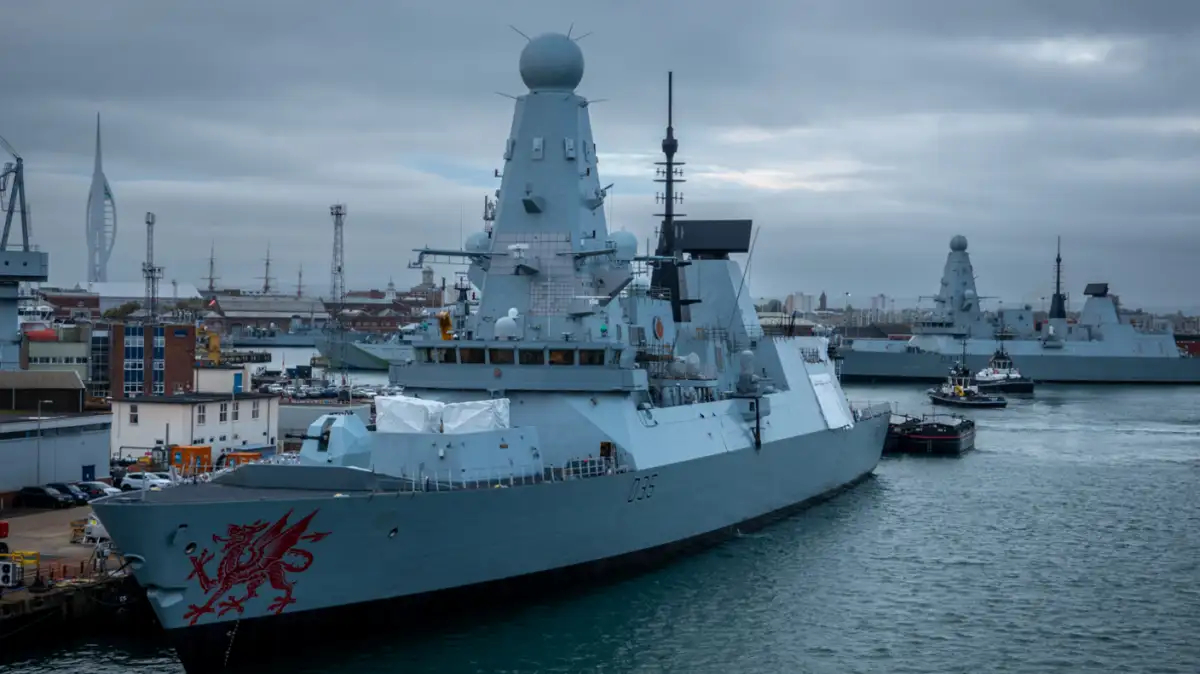 UK preparing aircraft carrier for possible Middle East deployment - 4