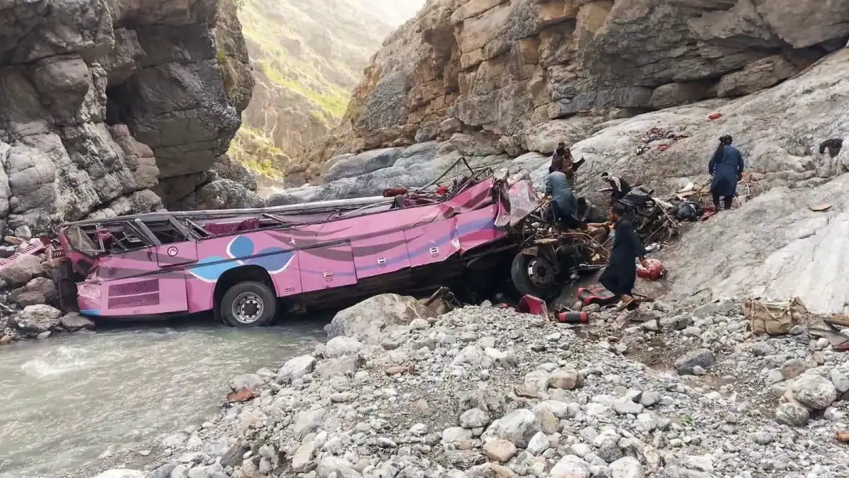 Overcrowded bus plunges into ravine in southwest Pakistan, killing 40 passengers - 4