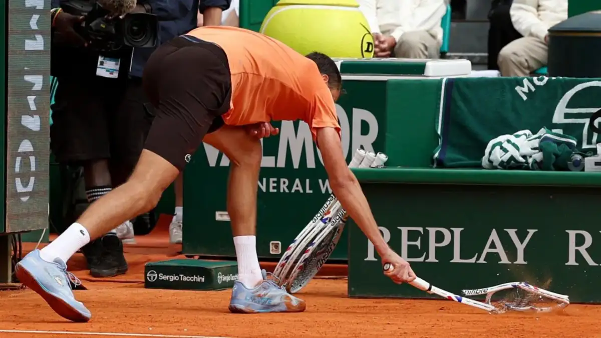 Medvedev mangles racket during 6-0, 6-0 loss - 3