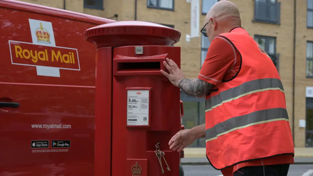 Royal Mail letters sit undelivered 'for weeks' as parcels prioritised, staff say - 4