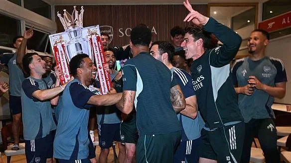 Dowman becomes youngest Premier League title winner - 3