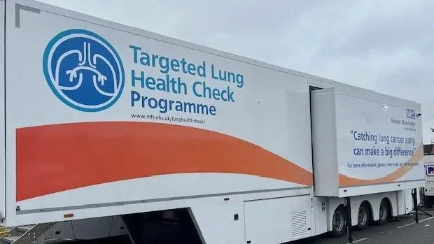 Woman celebrates being cancer-free after early lung cancer diagnosis - 3