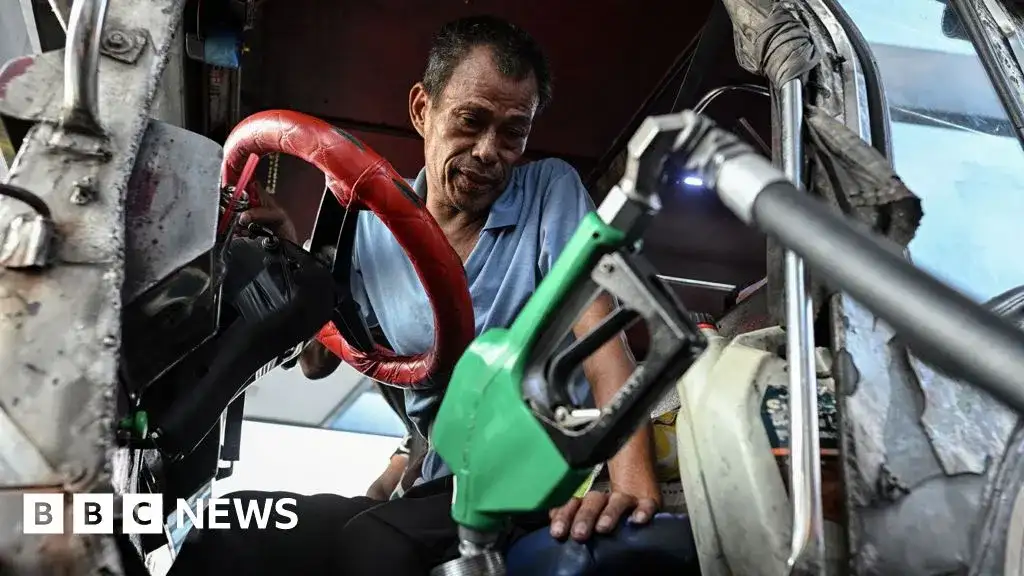 How the Iran war is pushing US ally the Philippines into economic crisis - 2