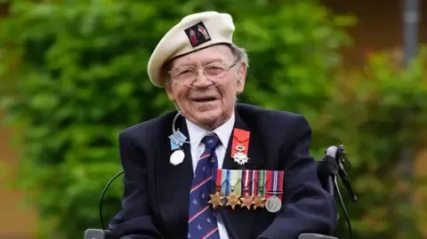 Hero Albert, one of the last D-Day veterans, dies at 100 - 1