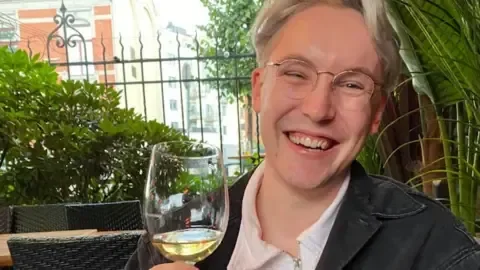 Is it Gauche to Use a Wine App at a Restaurant? Here's What a Sommelier Says - 4