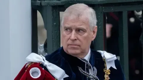 Government considers removing Andrew from royal line of succession - 1