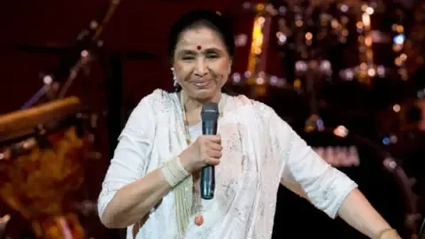 Asha Bhosle: The sound of Bollywood dies aged 92 - 1