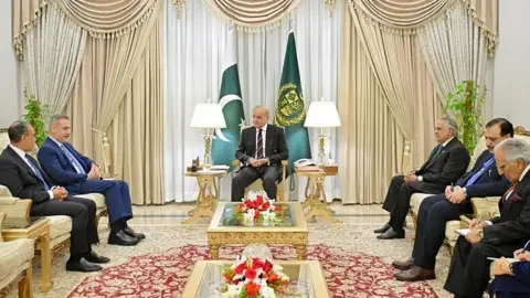 Pakistan faces pressure over mediator role in Iran war - DW.com - 2