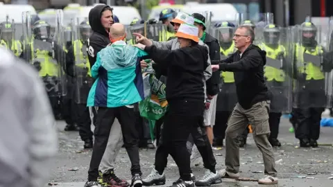 Jubilant Celtic fans celebrate after their club dashes Hearts' title dream - 3