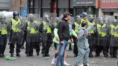 Jubilant Celtic fans celebrate after their club dashes Hearts' title dream - 4
