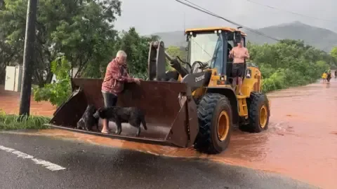 Hawaii flooding worst in 20 years - 1