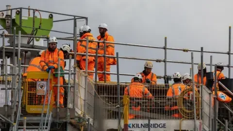 UK economy grows by only 0.1% amid falling business investment - 1