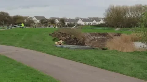 Bomb squad called to park as suspicious item found - 1