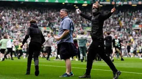 Clubs and fans should be punished for pitch invasions, says ex-SFA chief - 2