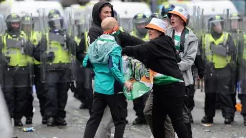 Clubs and fans should be punished for pitch invasions, says ex-SFA chief - 3