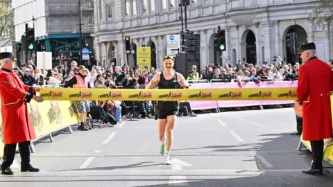 London Landmarks Half Marathon draws thousands of runners - 3