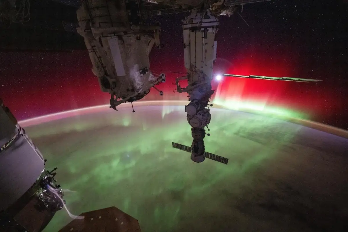 Stunning ISS timelapse captures auroras, meteors and thunderstorms from orbit - 3