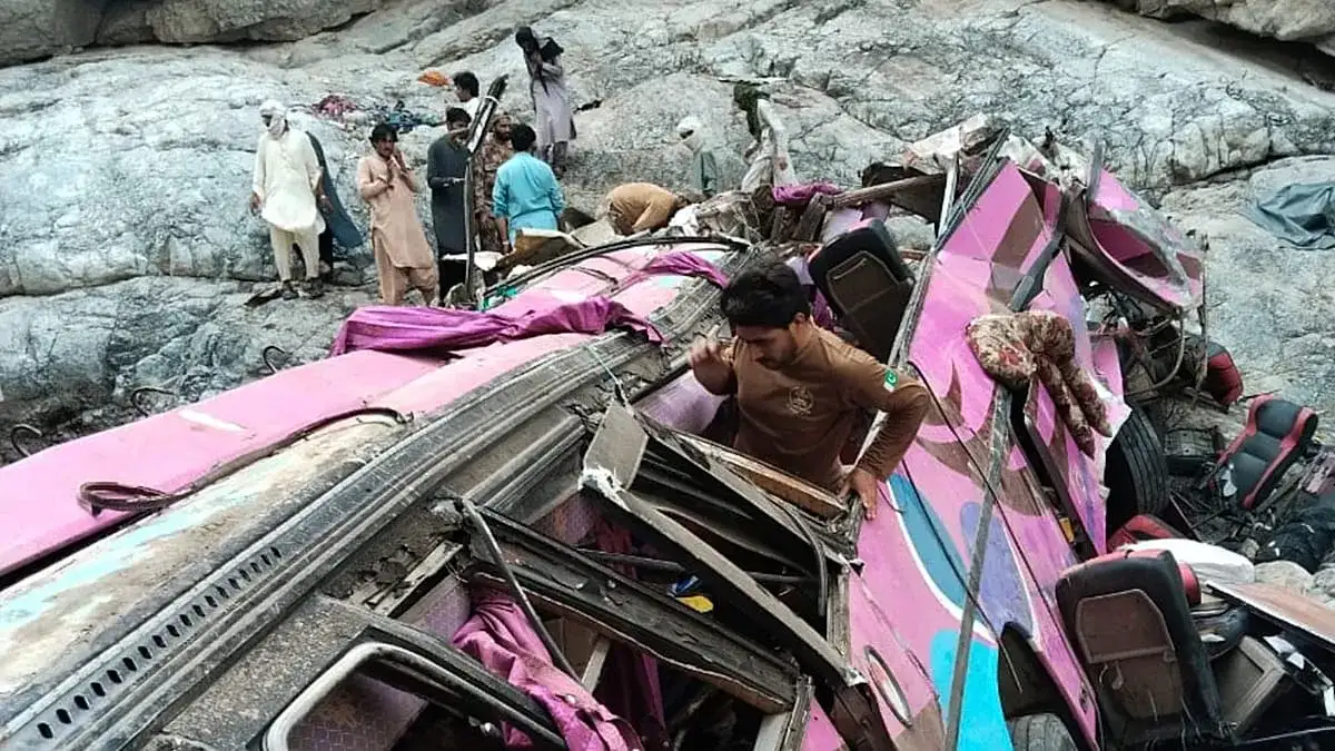 Overcrowded bus plunges into ravine in southwest Pakistan, killing 40 passengers - 1