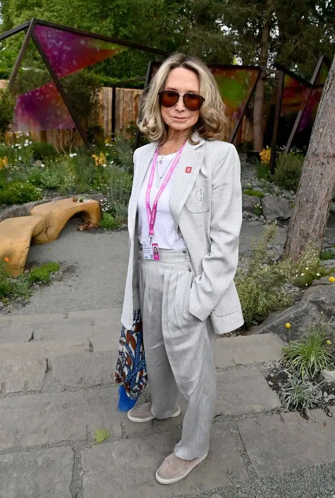 David Beckham is all smiles as he meets the King at Chelsea Flower Show - 1