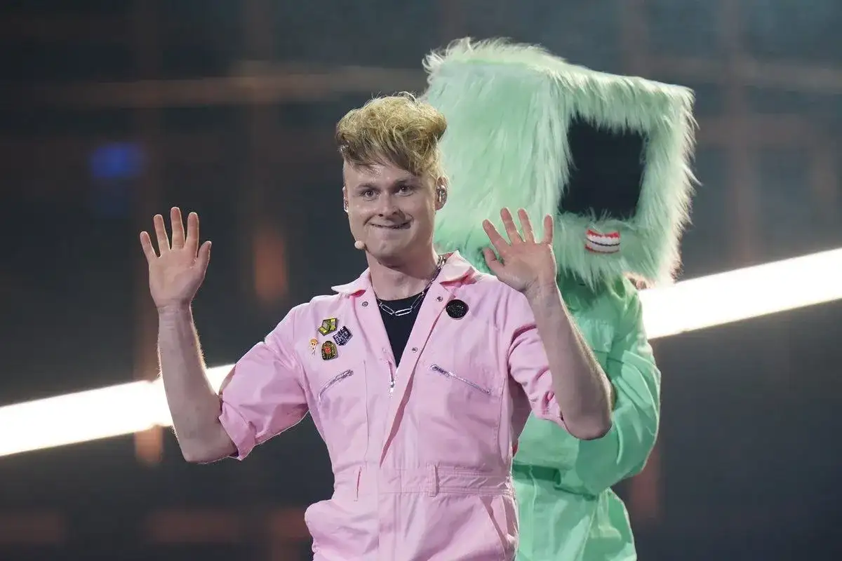 'Car crash': Eurovision 2026 fans deliver scathing verdict on UK Look Mum No Computer performance - 4