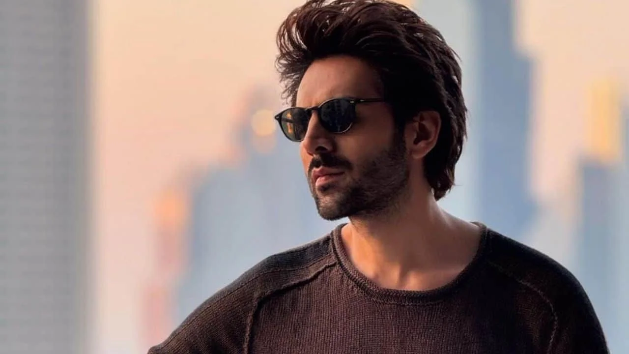 Viral video: Kartik Aaryan spotted shooting Nagzilla at crowded Connaught Place, netizens say 'Karan Johar ko...' - 2