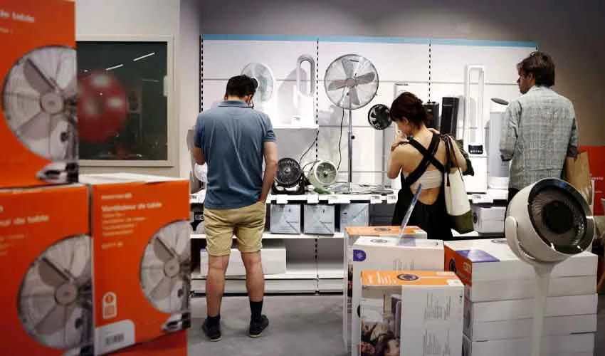 Air conditioner rush: Scuffles break out at Lidl stores across France - 1