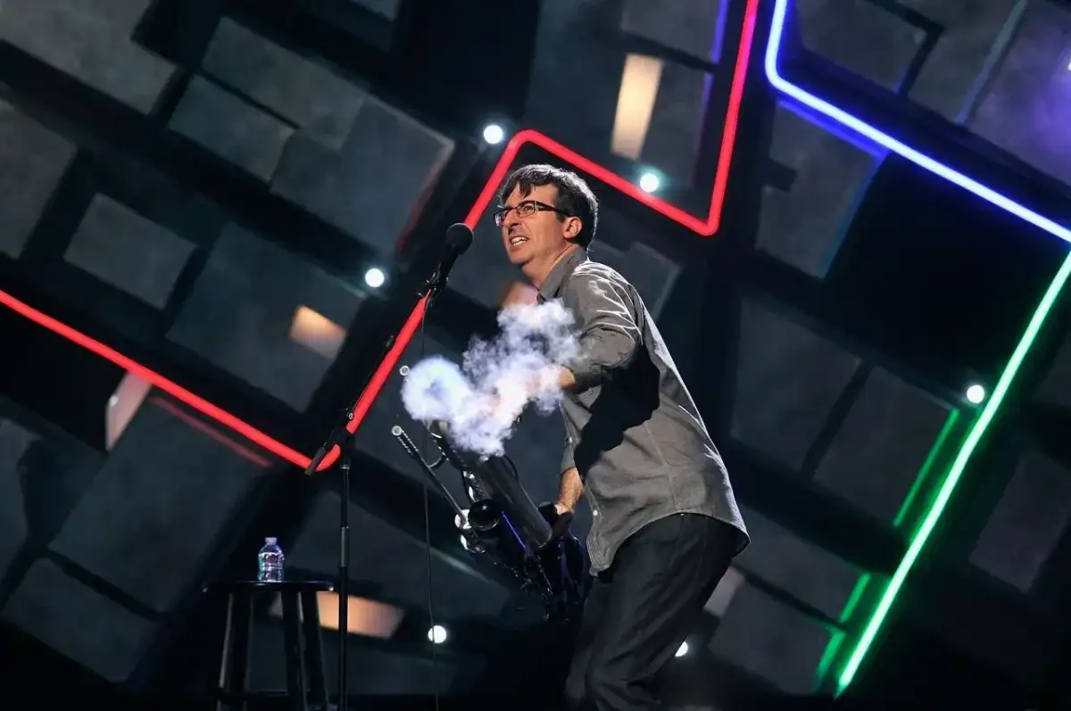 John Oliver jokes about future of 'Last Week Tonight' at charity event - 1