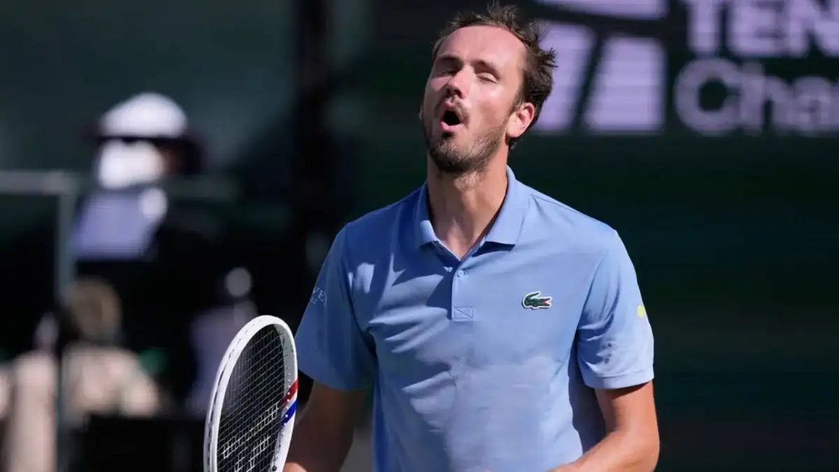Medvedev smashes his racket 7 times during double bagel loss to Berrettini in Monte Carlo - 1