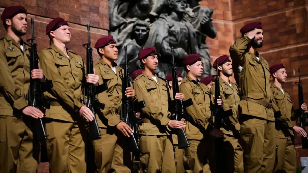 Israeli soldier smashes Jesus statue with axe in Lebanon... - 4