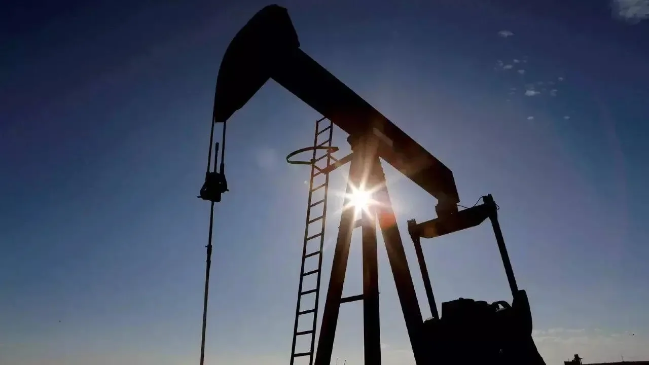 Oil at three-week high as US-Iran peace talks stall, and Goldman lifts price forecast – business live - 1