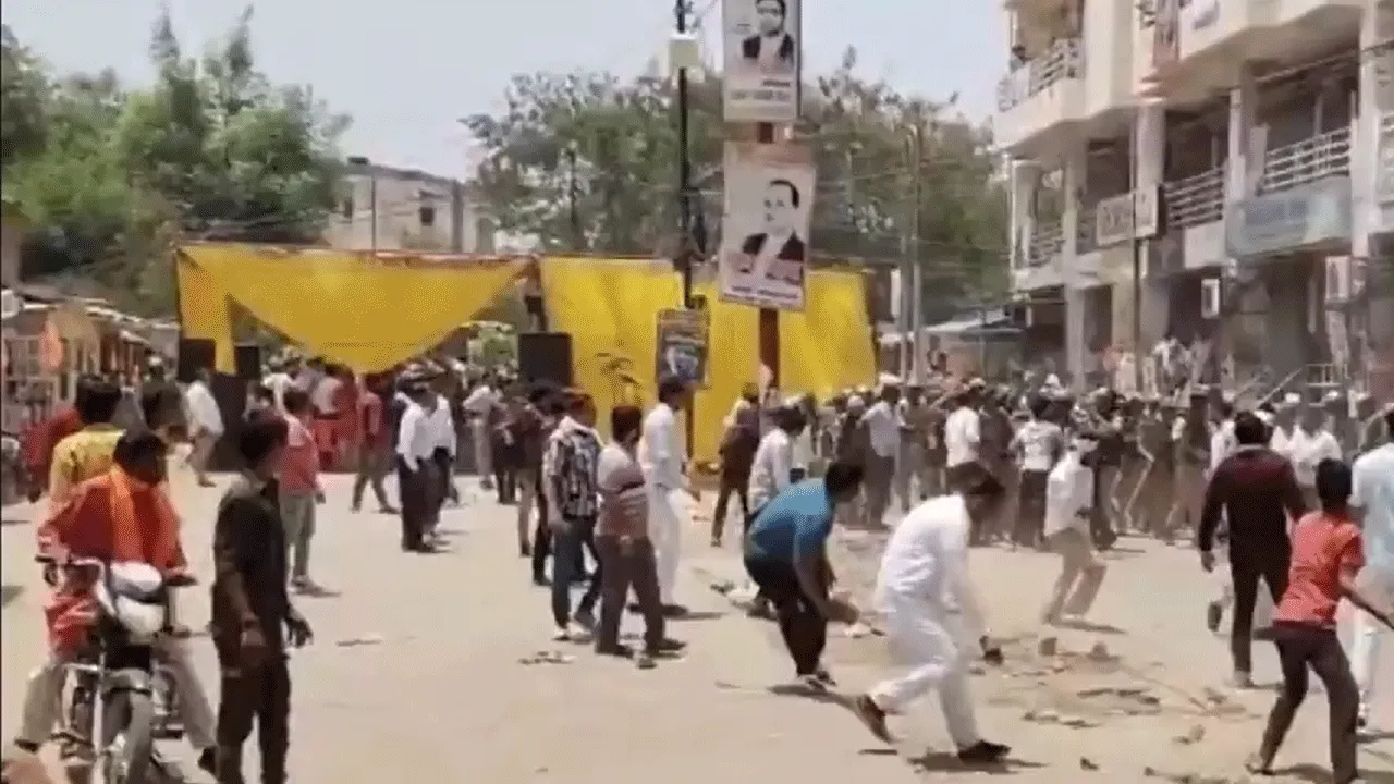 Lawyers clash with police during demolition drive in Lucknow; injuries reported - 3