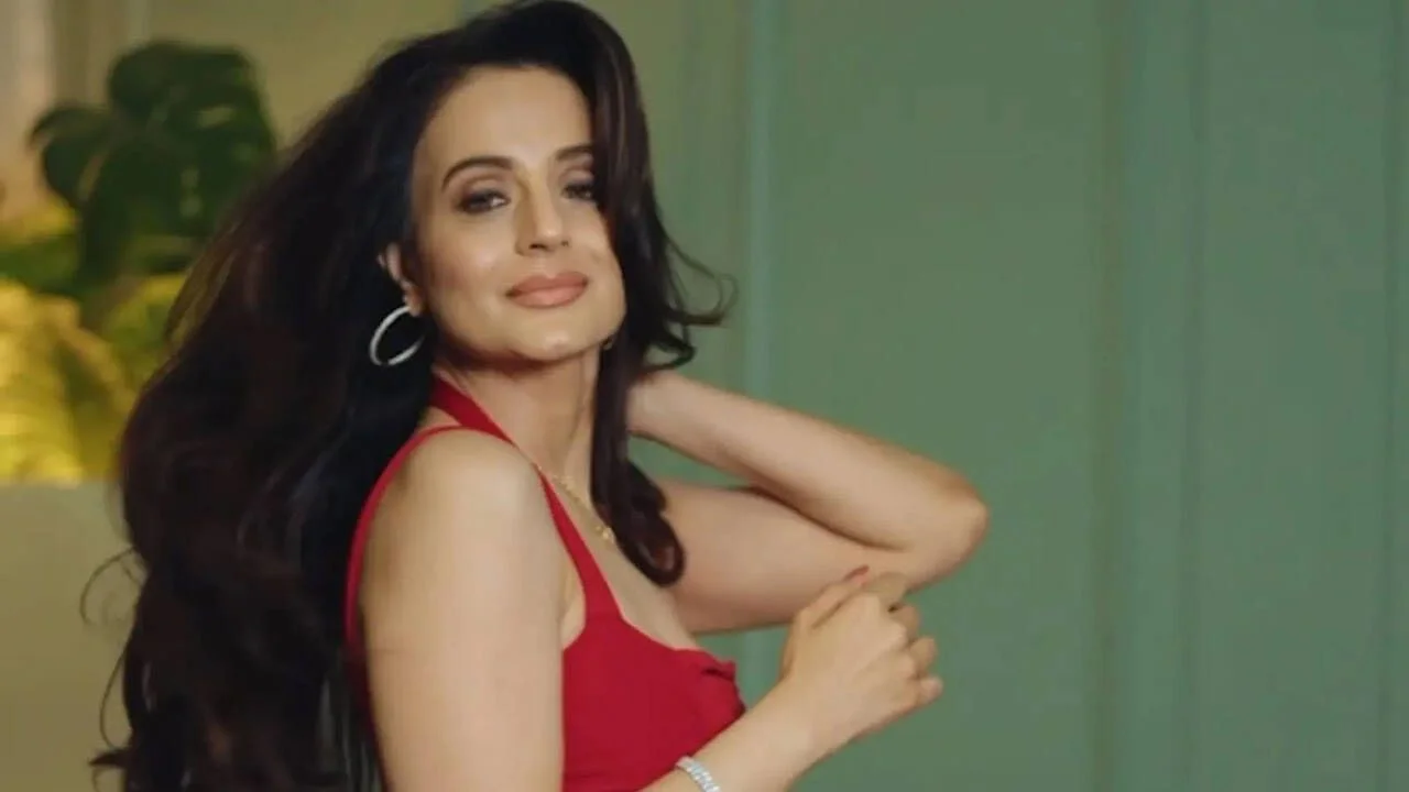 Ameesha Patel takes cryptic dig at “fake PR machinery” in series of explosive tweets; claims actresses without solo blockbusters are calling themselves stars - 4