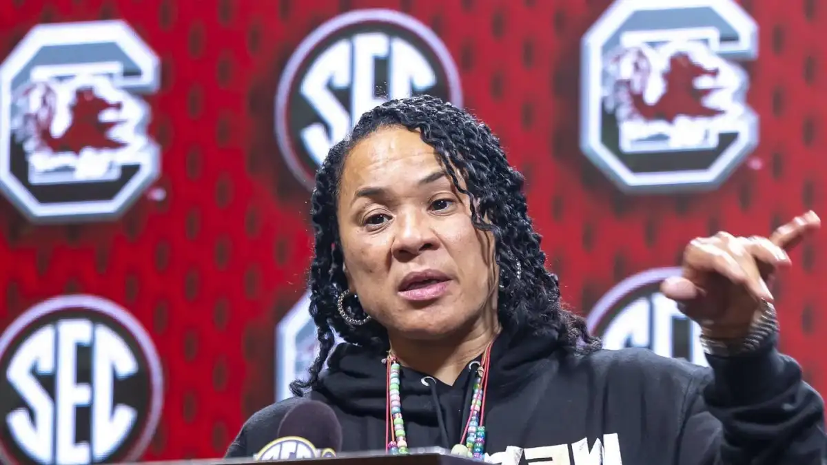 UConn's Geno Auriemma rips officiating and confronts South Carolina's Dawn Staley in loss - 1
