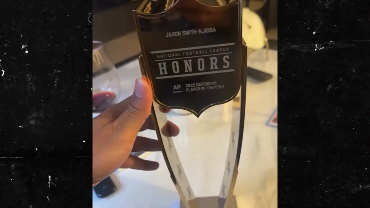 JSN posts video over 'disrespectful' trophy gaffe - 2