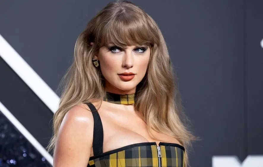 Taylor Swift fans think she'll win an OSCAR as she drops first country song in five years for Toy Story 5 - 2