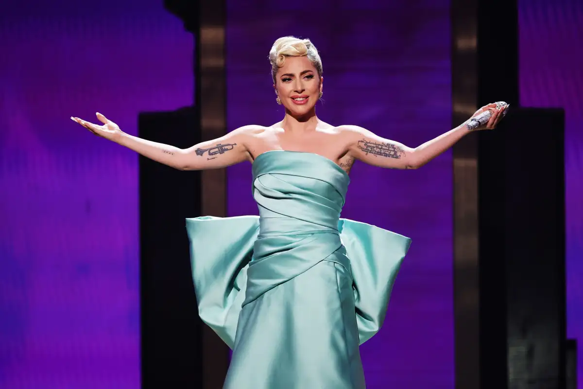 After Lady Gaga Went Viral For Helping Her At The Oscars, Liza Minnelli Revealed What Happened Behind The Scenes - 1