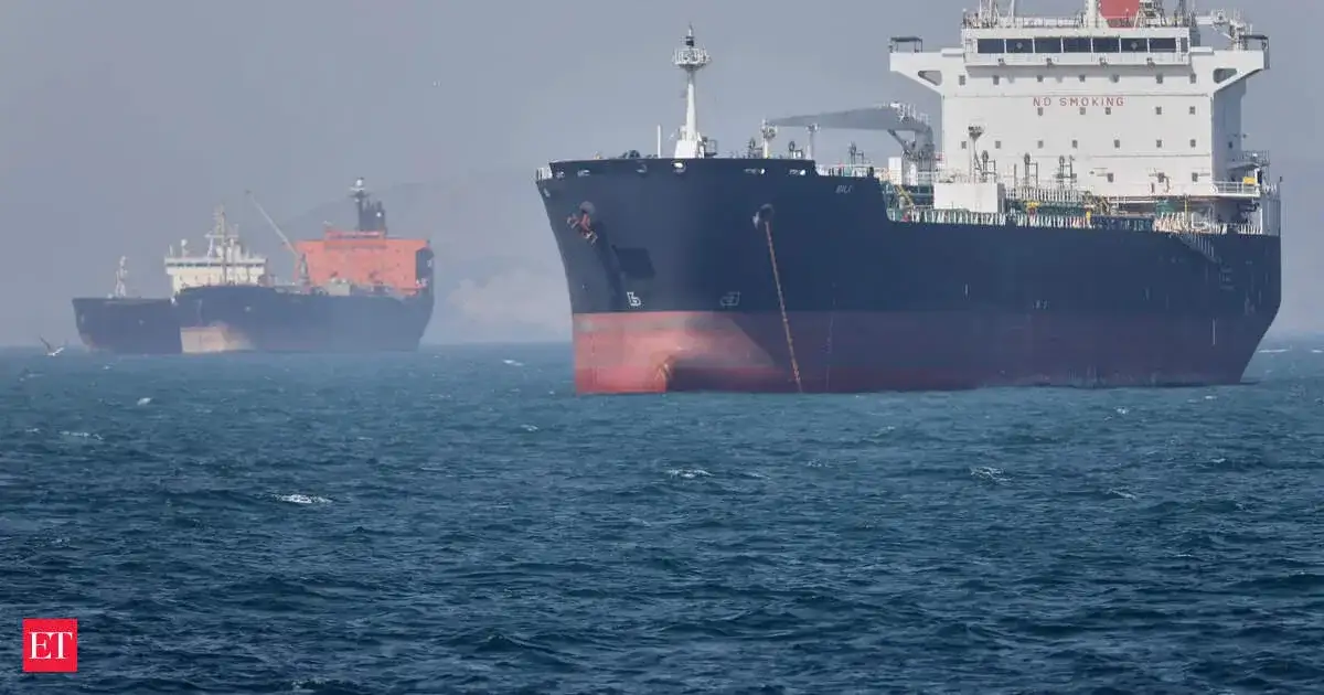US strikes Iranian fast boats as Iran attacks UAE oil facility - 1