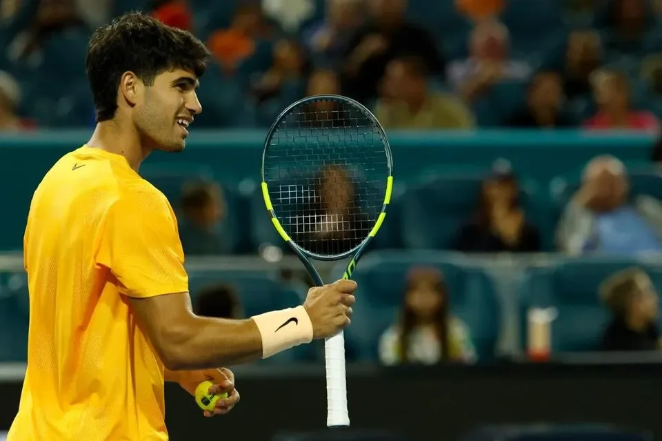 Alcaraz makes winning start in Barcelona despite injury scare - 2