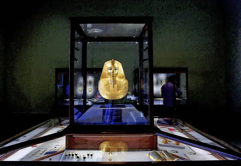 Alleged cat burglar arrested after priceless Egyptian artefacts taken in Queensland museum heist - 2