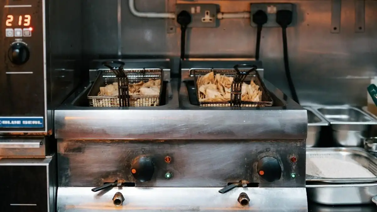 Horrific Olive Garden deep fryer death leaves 911 dispatcher audibly rattled as call is released - 1