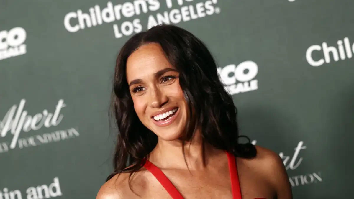 Crowds turn out for Harry and Meghan at children’s hospital. Watch live - 3