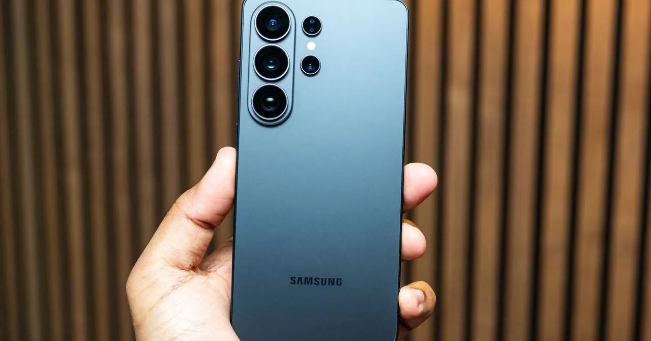 Galaxy S26 Ultra Review: Privacy Display Proves Hardware Still Matters in an AI World - 3