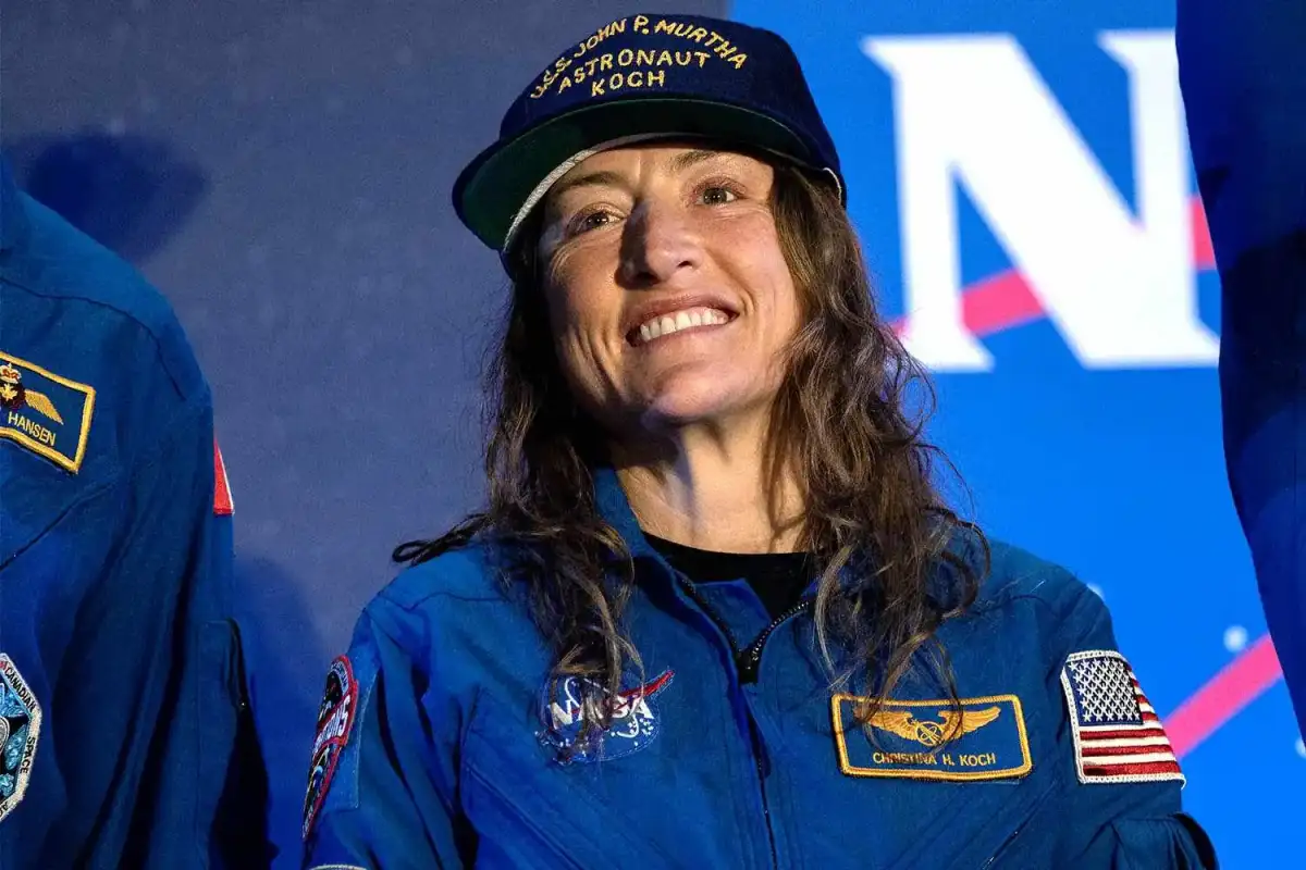 Artemis II astronaut Christina Koch comes home to an overjoyed welcome from dog - 1